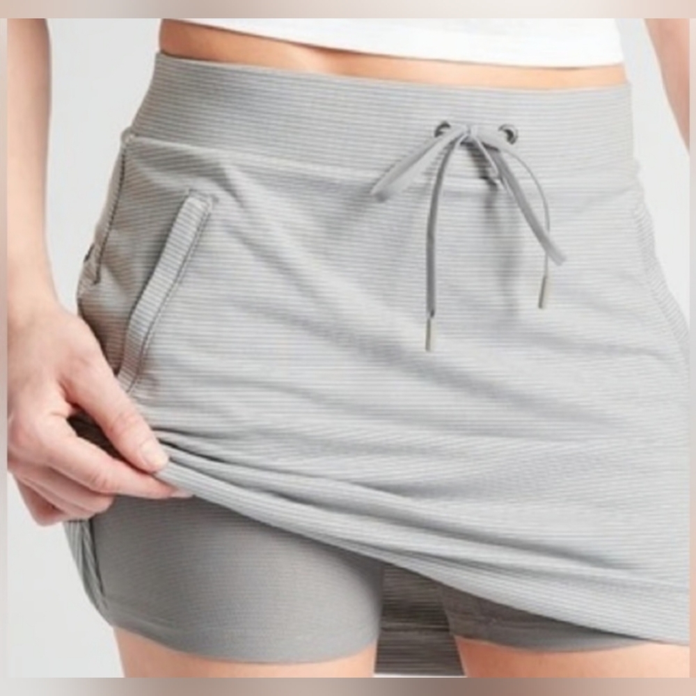 Athleta Skort Size Medium Gray & White Striped Modern Metro Athletic Zip Pockets